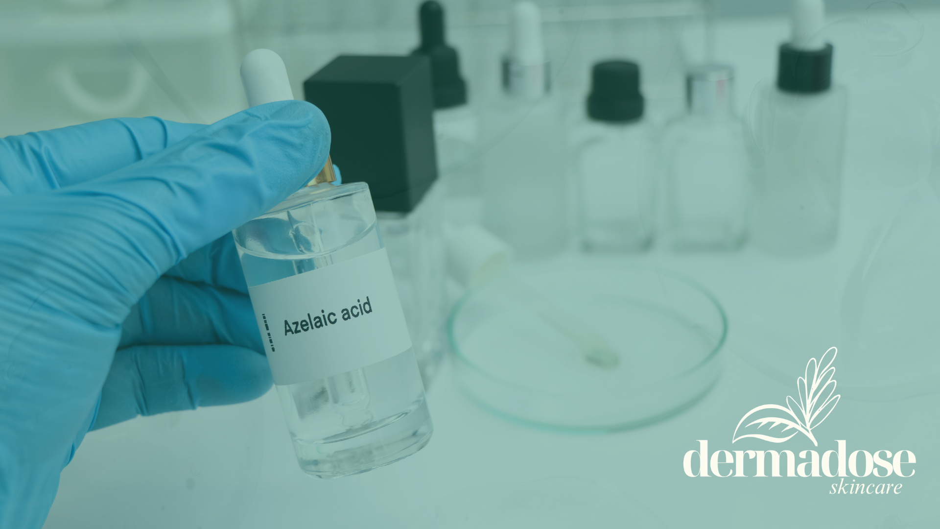 Frasco de laboratorio con ácido azeláico sostenido con guante azul, rodeado de productos de skincare en fondo desenfocado