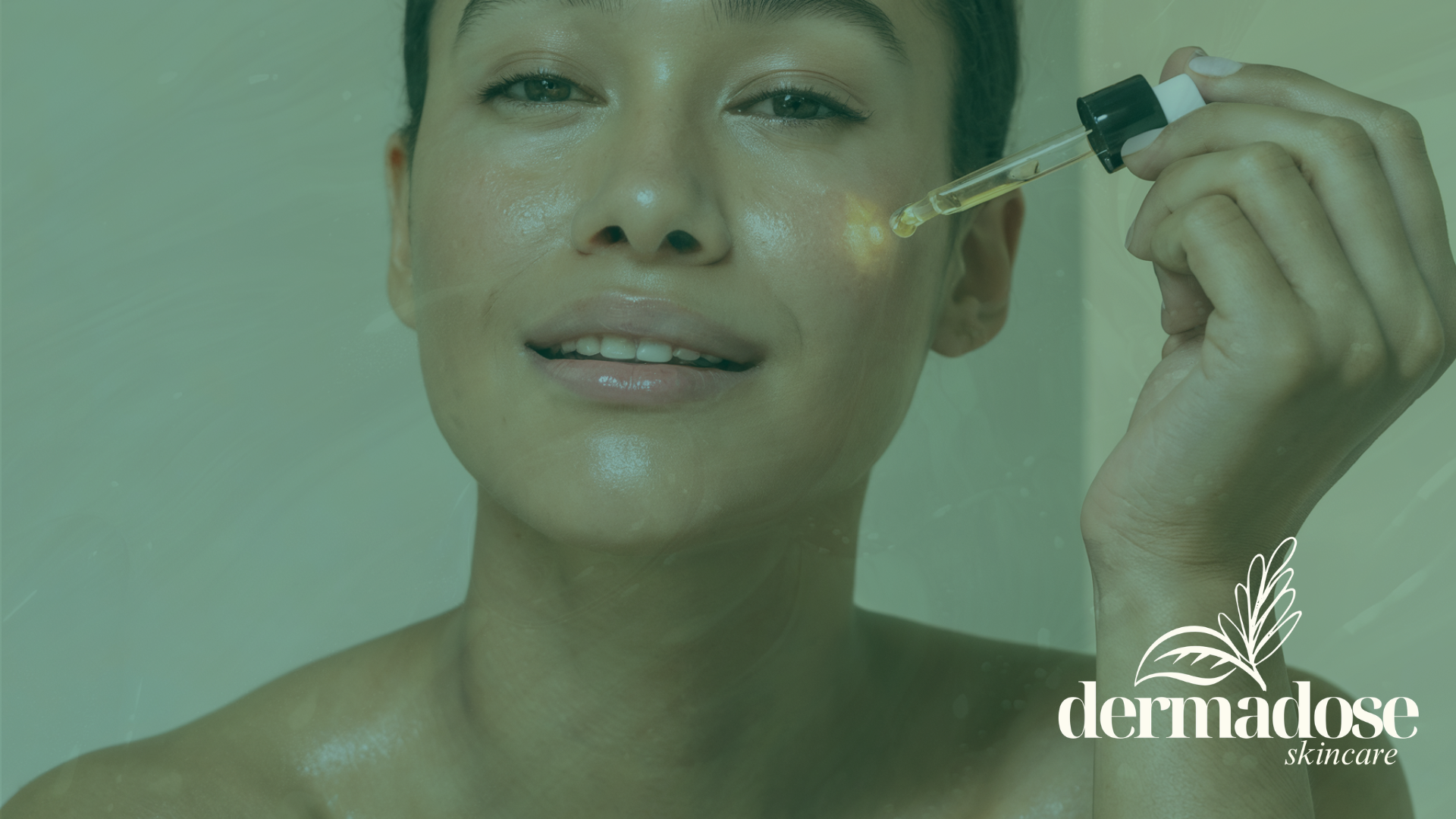 Mujer aplicando sérum de retinal en la cara con los dedos sobre piel limpia