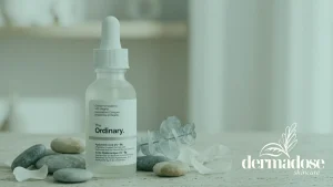 The Ordinary Hyaluronic Acid 2% + B5 sobre superficie de piedra con guijarros y rama de eucalipto, ilustrando qué no mezclar con el ácido hialurónico