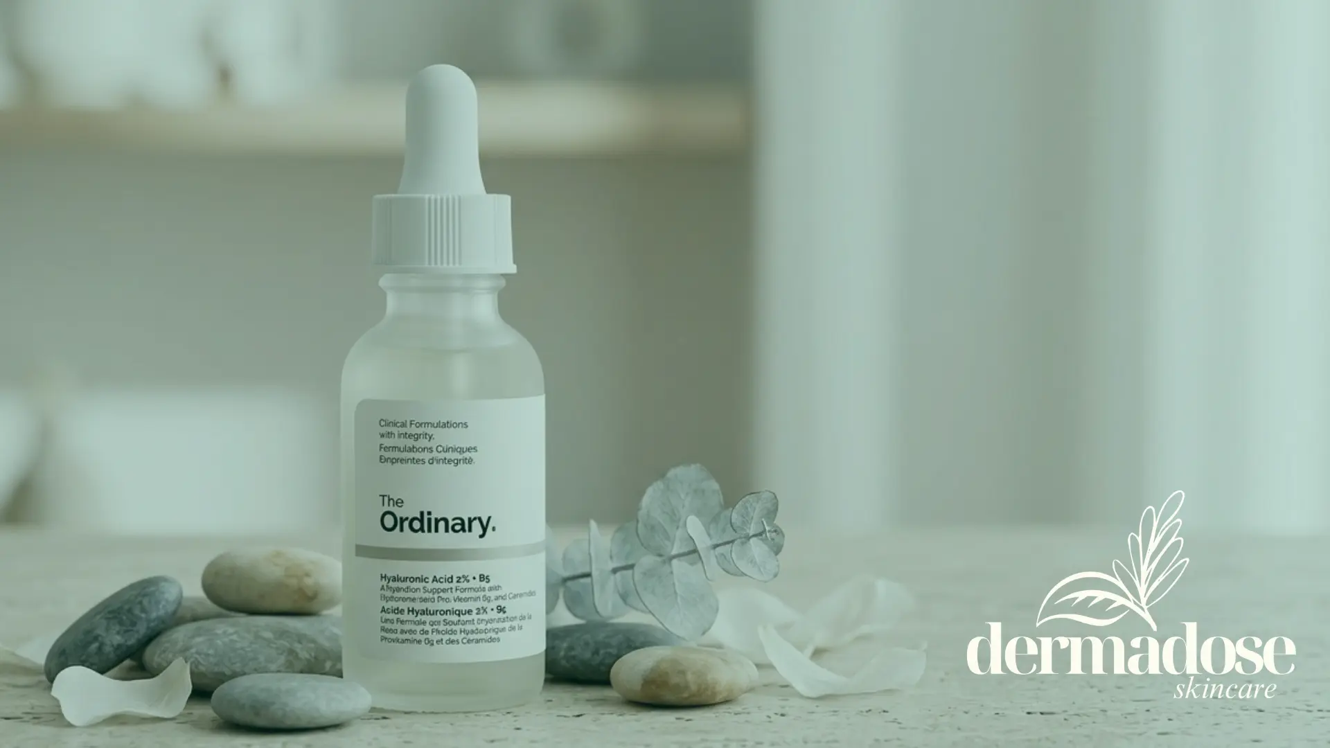 The Ordinary Hyaluronic Acid 2% + B5 sobre superficie de piedra con guijarros y rama de eucalipto, ilustrando qué no mezclar con el ácido hialurónico