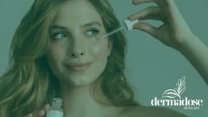 Mujer aplicando sérum AHA con dropper en la zona del pómulo con piel luminosa