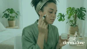 Mujer con manchas oscuras en la piel aplicando crema de alantoína con sérum frente al espejo para tratamiento de hiperpigmentación