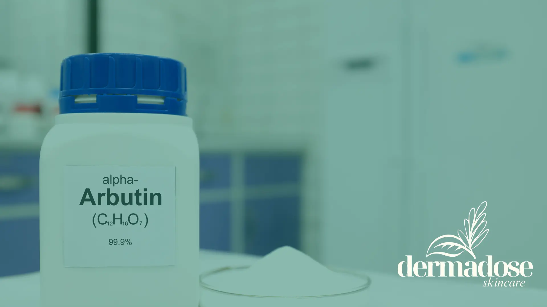 Frasco de laboratorio con alfa arbutina en polvo puro al 99,9% con fórmula química C12H16O7 en entorno científico