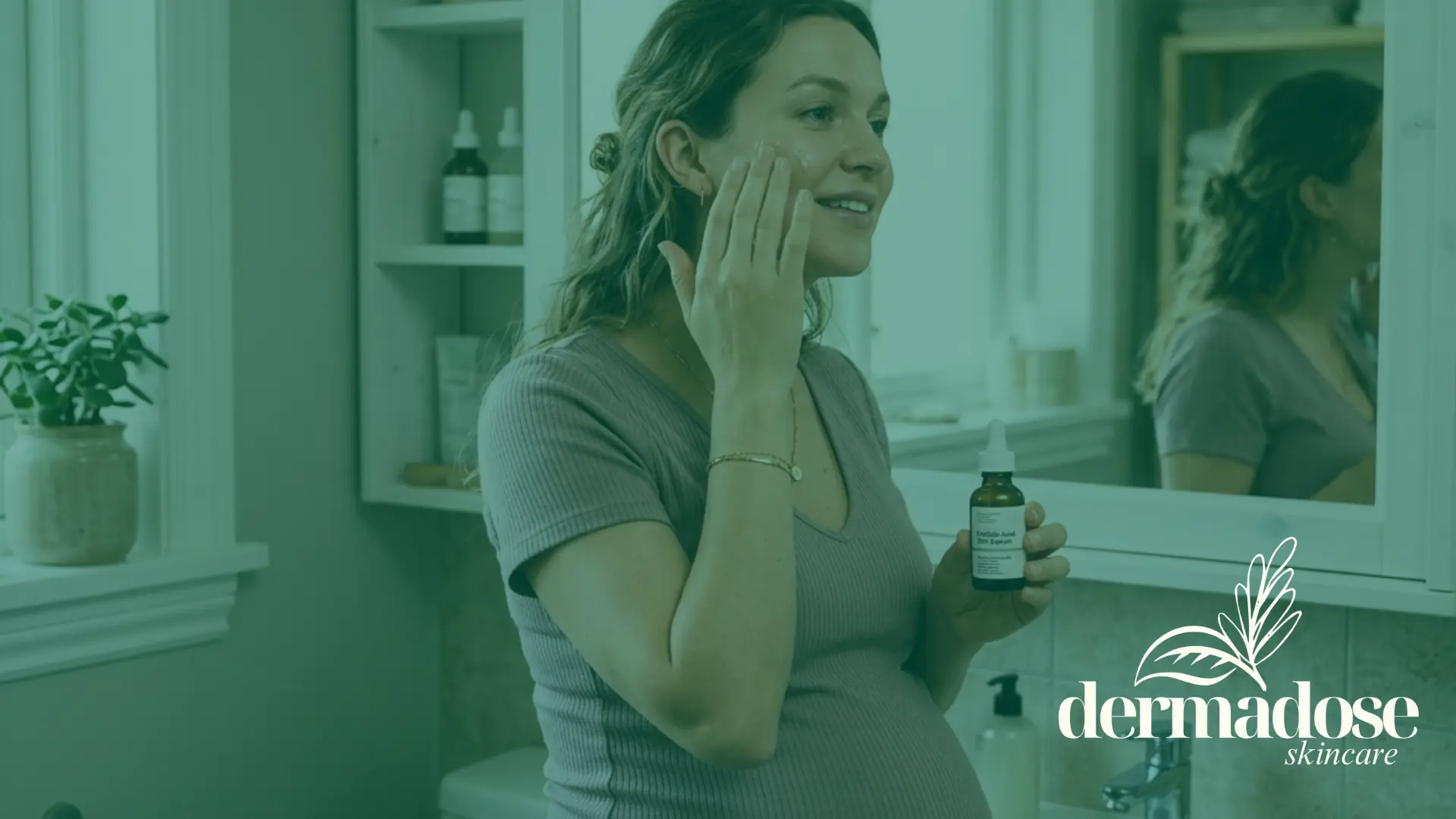Mujer embarazada aplicando sérum en la cara con productos de skincare seguros