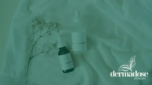 Dos sérums de ácido azeláico y retinol sobre tela blanca con flor seca para comparativa de tratamiento del acné