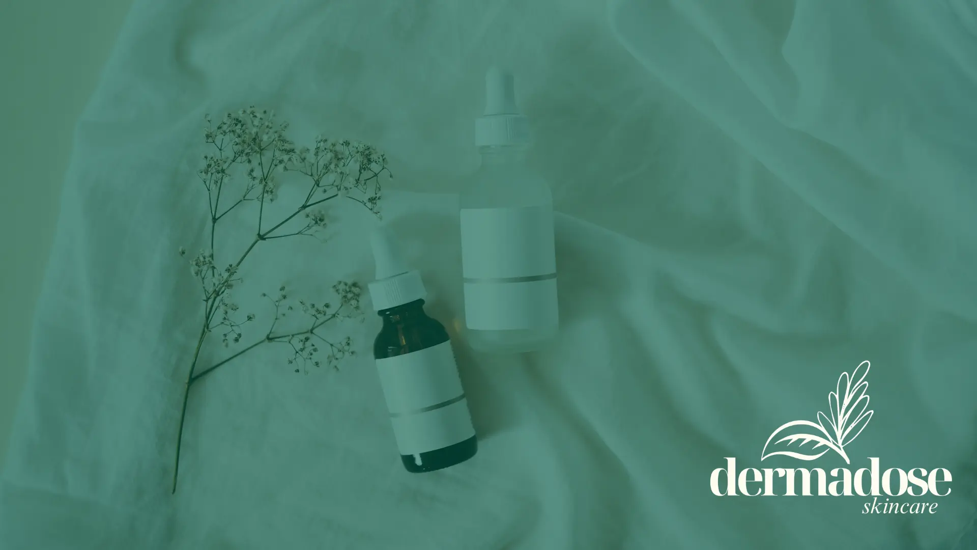 Dos sérums de ácido azeláico y retinol sobre tela blanca con flor seca para comparativa de tratamiento del acné