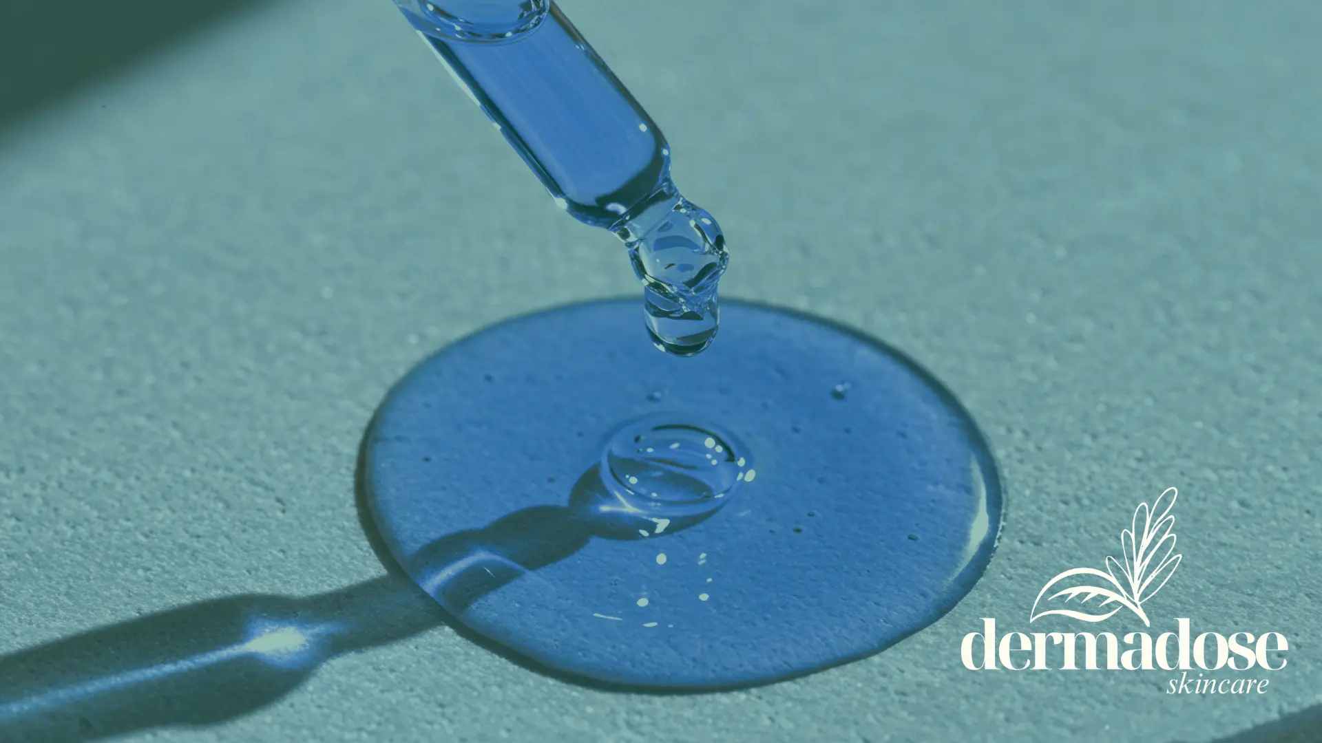 Dropper de sérum de péptidos de cobre soltando gotas azules sobre superficie blanca