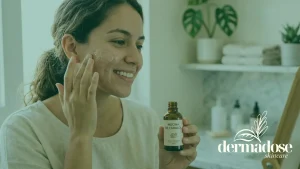 Mujer con cicatrices de acné aplicando sérum de mucina de caracol en la mejilla frente al espejo del baño