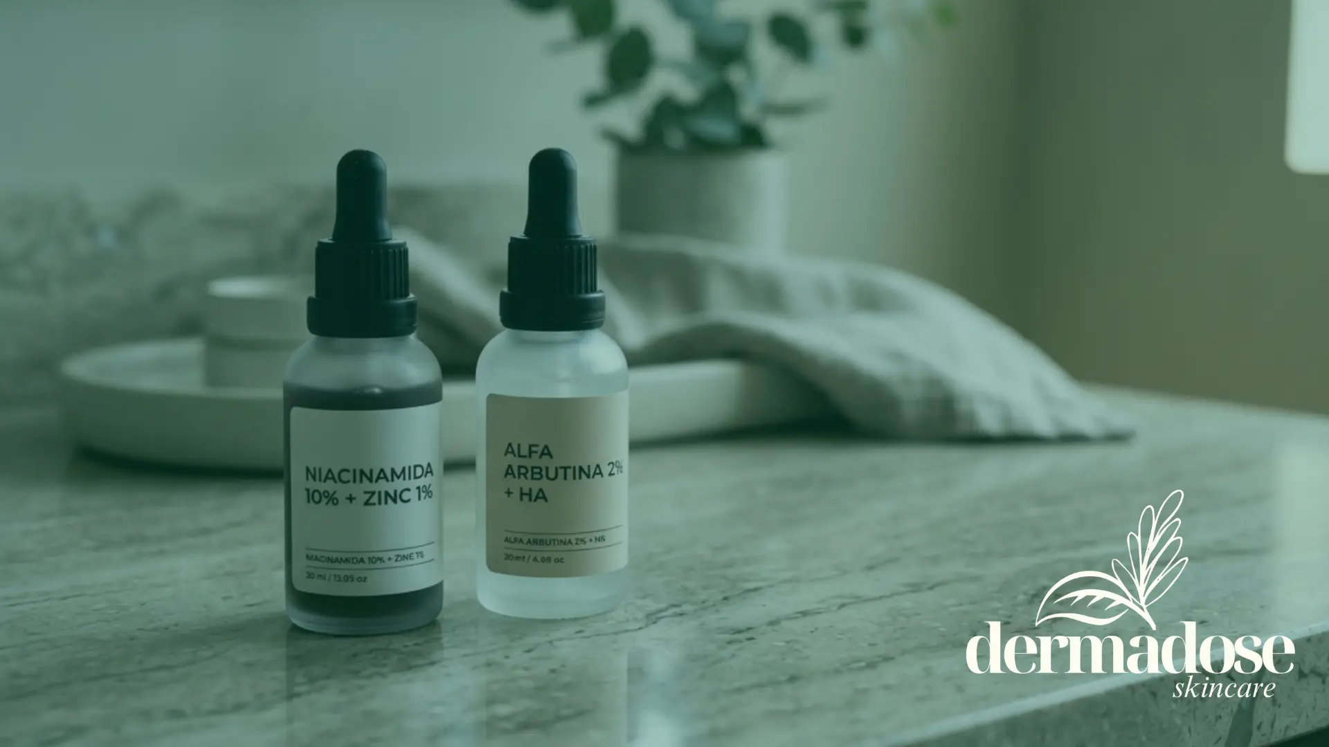 Sérum de niacinamida 10% con zinc y sérum de alfa arbutina 2% sobre encimera de mármol para tratamiento combinado de manchas