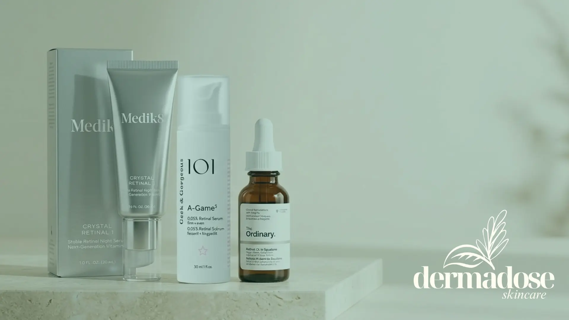 Medik8 Crystal Retinal, Geek & Gorgeous A-Game retinal sérum y The Ordinary Retinol in Squalane sobre superficie de mármol