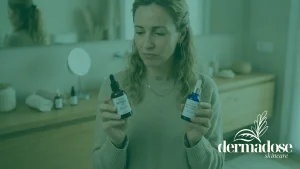 Mujer comparando sérum de retinol y sérum de péptidos de cobre en el baño para elegir su rutina antiedad