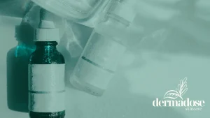 Dos botes de sérum de péptidos de cobre sobre superficie blanca con fondo neutro