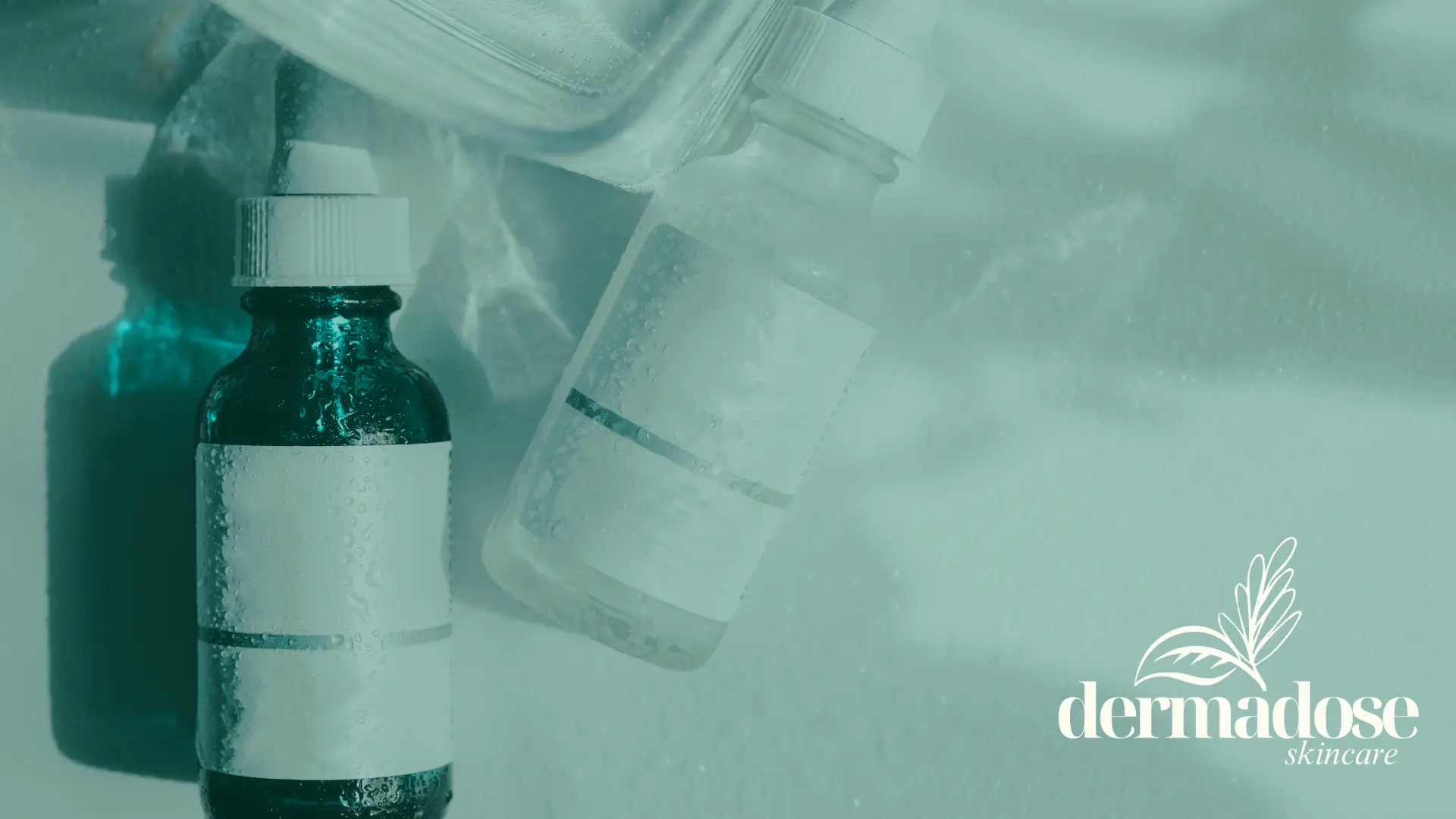 Dos botes de sérum de péptidos de cobre sobre superficie blanca con fondo neutro