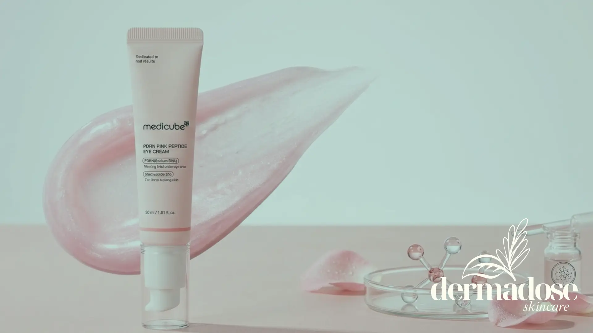 Medicube PDRN Pink Peptide Eye Cream tubo rosa con textura del producto y modelo molecular sobre superficie rosada