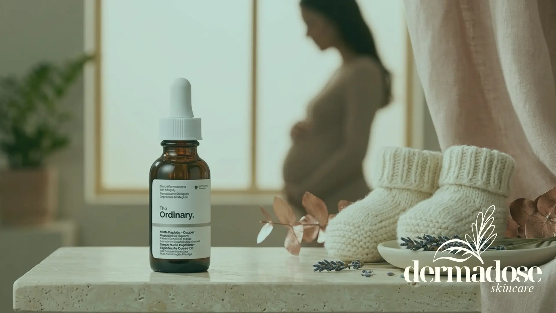 The Ordinary Multi-Peptide + Copper Peptides 1% sobre mesa de mármol con zapatitos de bebé y silueta de mujer embarazada al fondo, contexto de péptidos de cobre en el embarazo