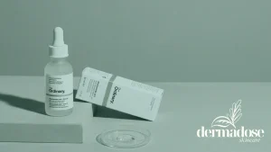 The Ordinary Niacinamide 10% + Zinc 1% frasco y caja sobre superficie gris con placa de Petri con textura del sérum