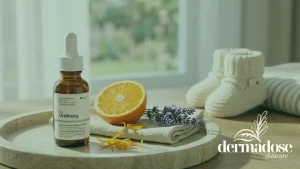 The Ordinary Multi-Antioxidant Radiance Serum junto a una naranja cortada y zapatitos de bebé blancos, ilustrando el uso de vitamina C en el embarazo